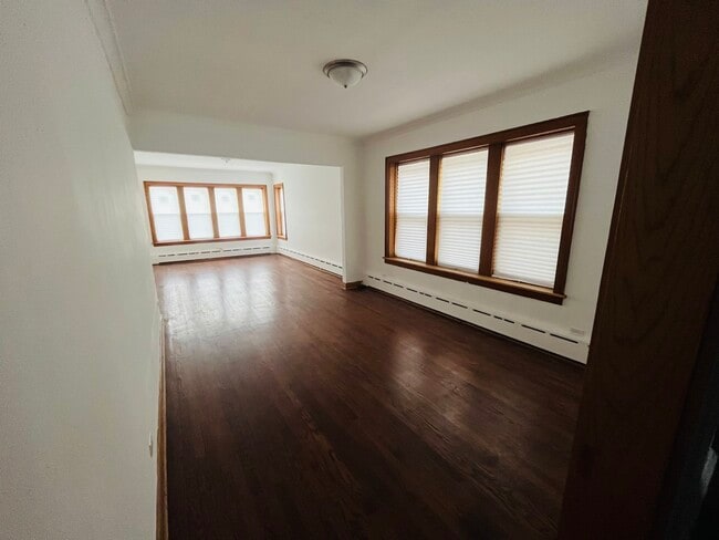 Building Photo - 5133 W Wrightwood Ave