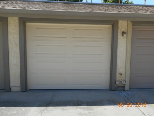 Building Photo - Updated Knollwood Meadows Two Story Condo ...