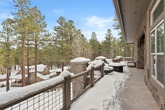 Building Photo - 4955 Hidden Hollow Rd