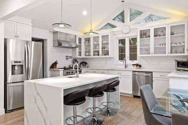 Building Photo - 1703 Meadowbrook Dr