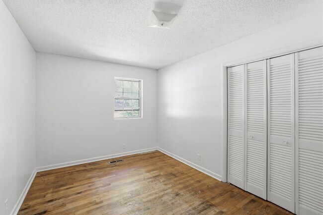 Building Photo - In the Heart of Hixson! 3 beds, 2 baths, Recent Updates! Housing Voucher Accepted.
