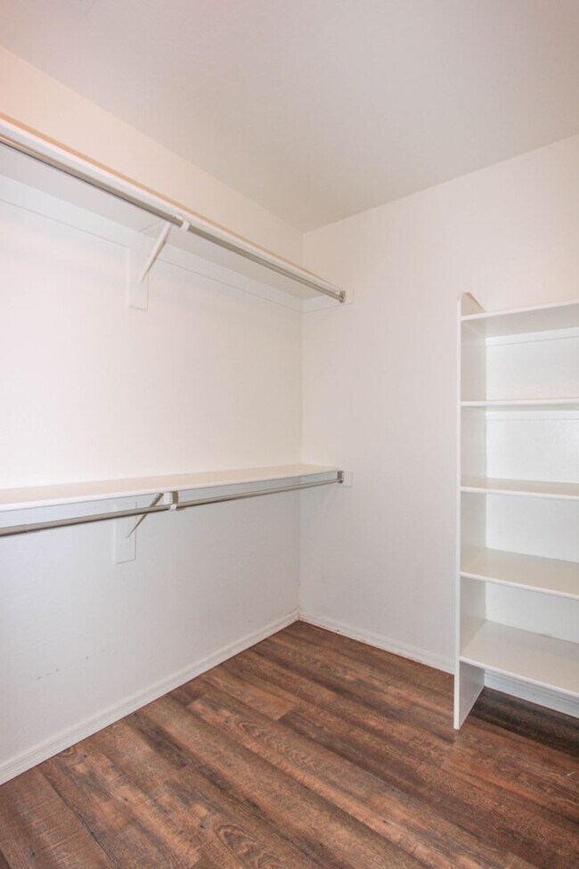 Building Photo - Viewpoint North - Three Bedroom Home