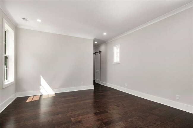 Building Photo - 115 Thome Dr