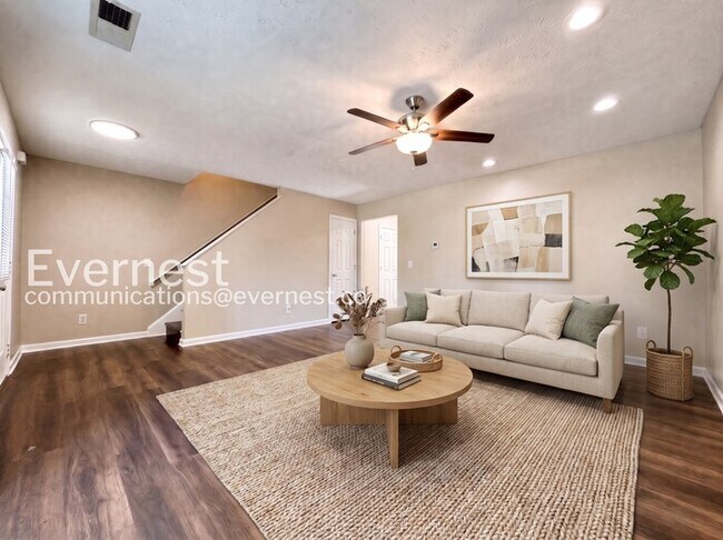 Building Photo - 3 Bed/2.5 Bath Town Home with Off-Street Parking / Available Now!