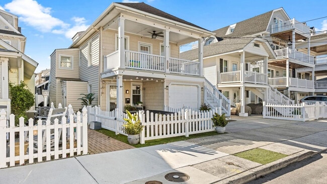 Building Photo - 816 St James Pl