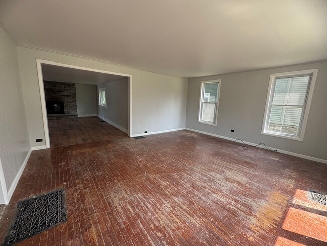 Building Photo - Village of W Carthage 4 Bedroom / 1.5 Bath...