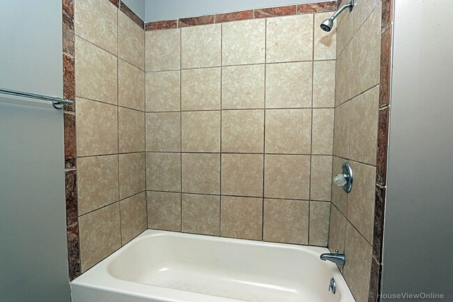 Building Photo - House Close To Campus!