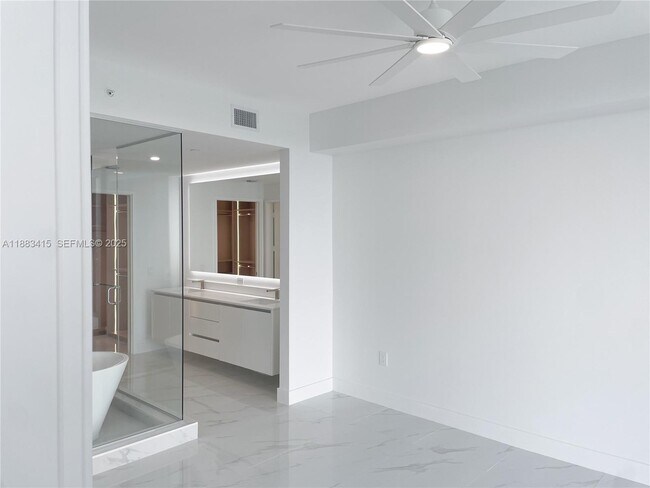 Building Photo - 700 NE 24th St