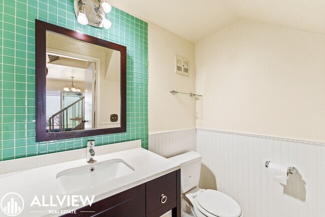 Building Photo - Charming 3-Bedroom, 1.5-Bath Townhouse in ...
