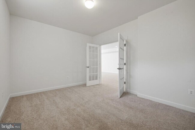 Building Photo - 301 Kingdom Dr