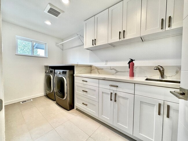 Building Photo - 6 BR / 4 BA – 4,100 SQ FT with Patio, Full...