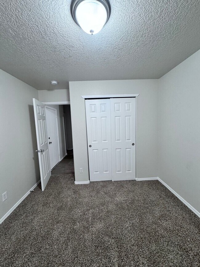 Building Photo - MOVE IN SPECIAL! Great 3 bed, 2 bath, 1575 sq ft home in Huning Ranch!