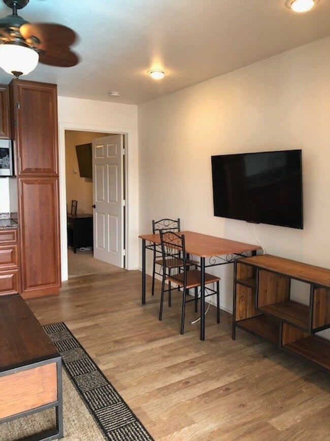 Building Photo - Los Caballeros #006