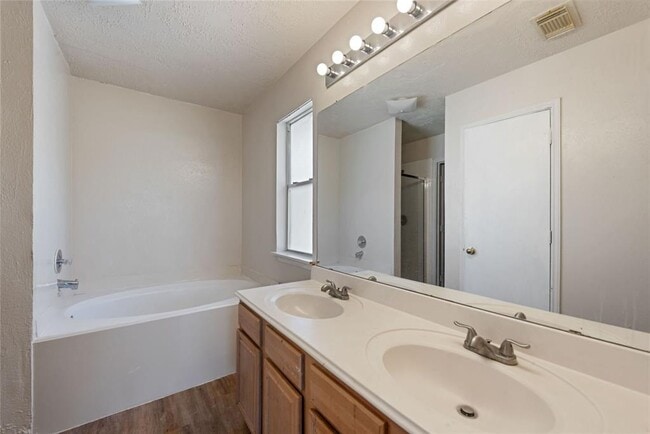 Building Photo - 8914 Pecan Pl Dr