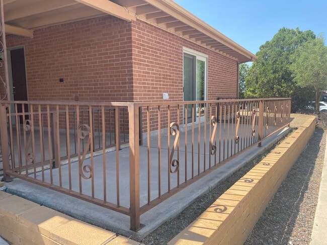 Building Photo - Eastside 3 bed 2 bath - Pool and Garage