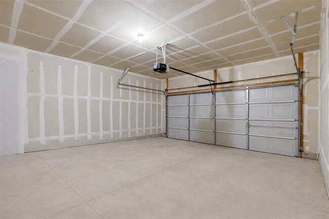 Building Photo - 3901 Whitey Ford Way