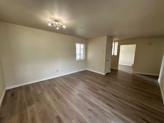 Building Photo - 1613 Carnation Ct