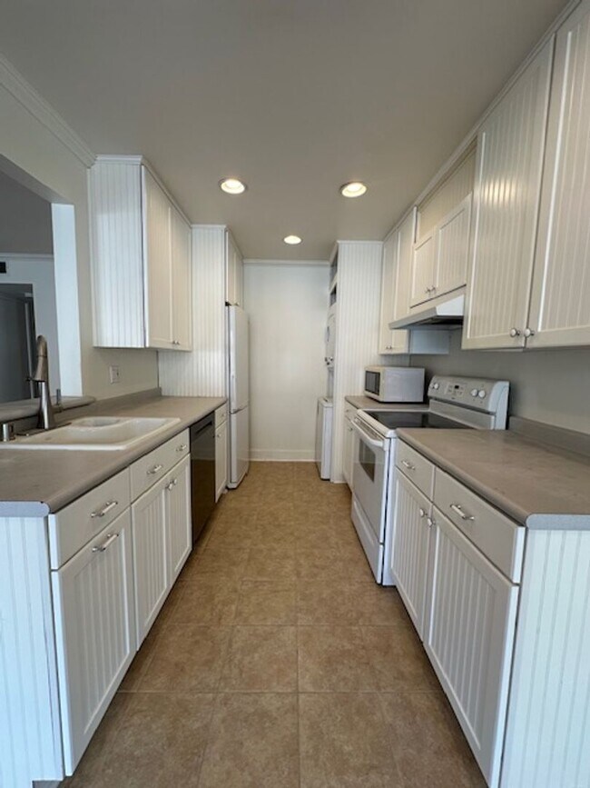 Building Photo - Westlake Village Upper Unit in Village Gre...