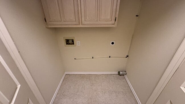 Building Photo - 607 Mustang St