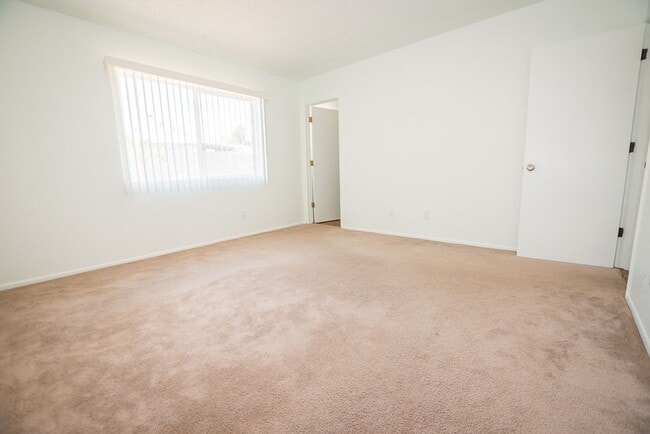 Building Photo - Charming Property Features 3 Bedrooms, 2 B...
