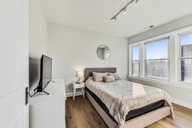 Building Photo - 2541 N California Ave