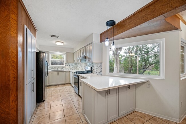 Building Photo - 8110 Bob White Dr