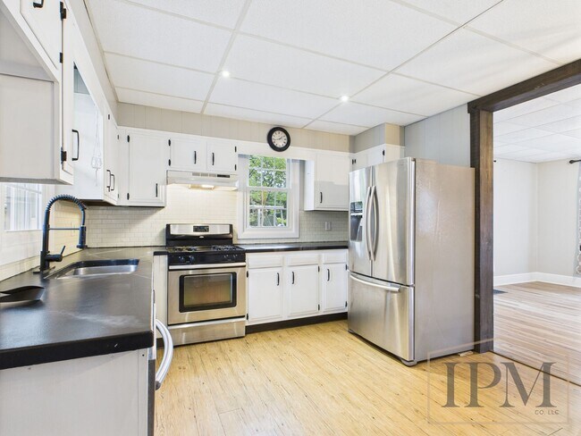 Building Photo - Available Now Beautiful 4 Bedroom Home with Garage, Central Air & Large Yard in York City.