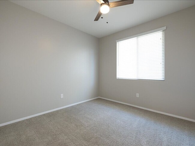 Building Photo - 4 Bedroom 2 Bathroom