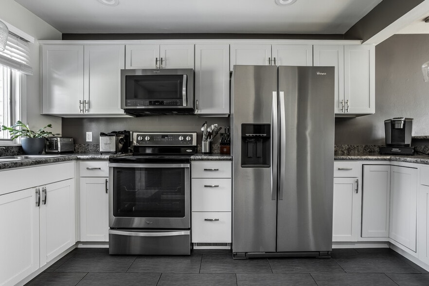 Kitchen - 5860 Primrose Ave