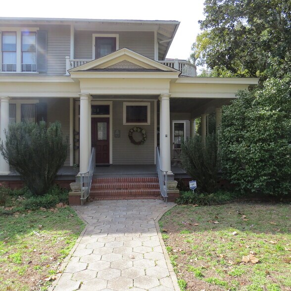 street view of entry - 711 Union St