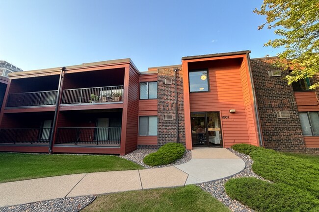 Primary Photo - Quaint, Updated 1 Plus Den Condo in Bloomi...