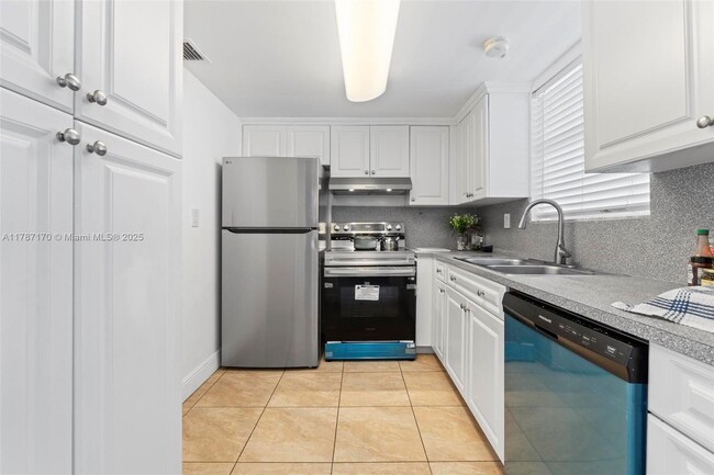 Building Photo - 9375 Fontainebleau Blvd