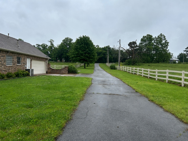 Building Photo - Spacious 3BR/3BA Home in Cave Springs with Pool