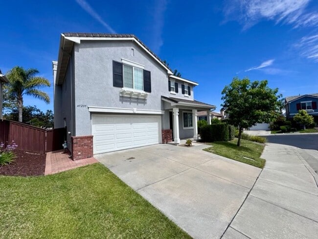 Building Photo - Beautiful 3 Bedroom two story South Temecu...
