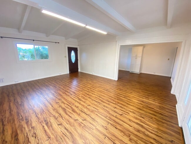 Building Photo - 3 Bedroom, 1.5 Baths