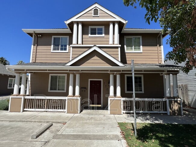 Primary Photo - 722 W 18th St