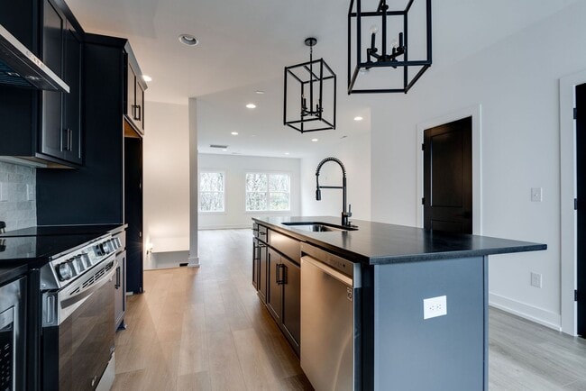 Building Photo - Welcome to Your Stylish Haven in Vibrant East Nashville!