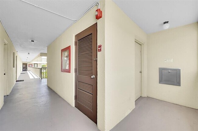 Building Photo - 2304 S Cypress Bend Dr
