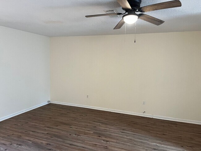 Building Photo - 3 Bedroom Home in Lee County for rent!