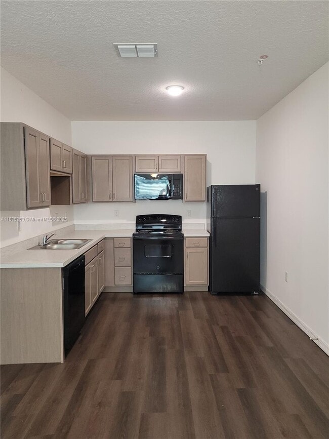Building Photo - 8271 Tanager Sq