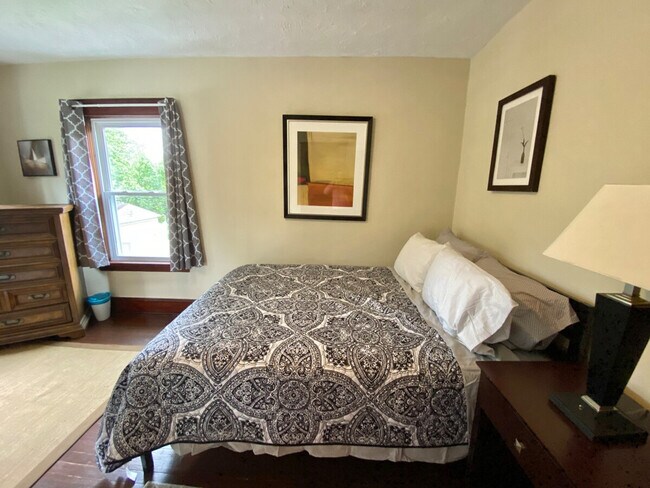 Building Photo - 1520 Maple Rd