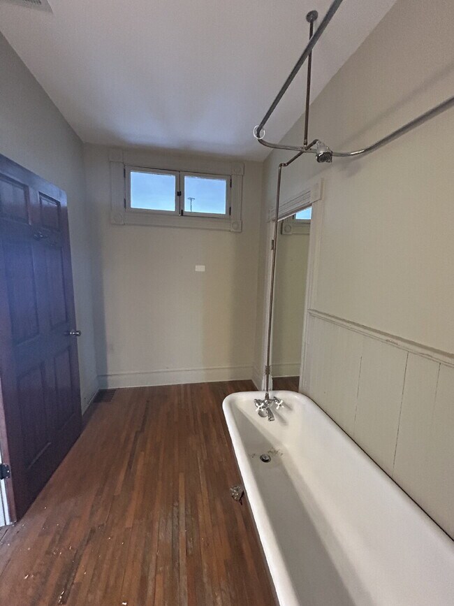 Building Photo - Studio apartment available September 1st i...