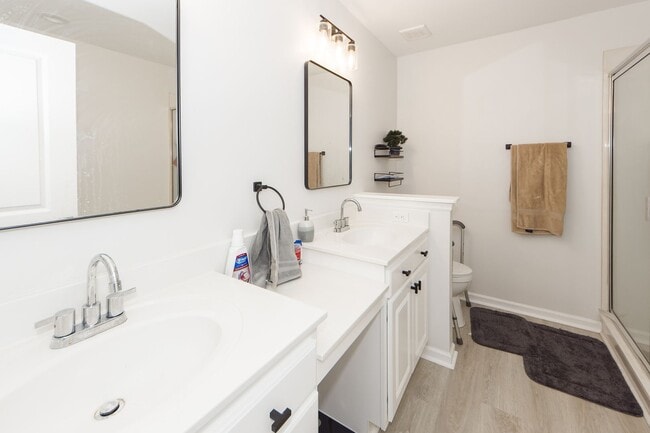 Building Photo - 4 Bedroom 2.5 Bath House in Woodland Lakes - Goose Creek