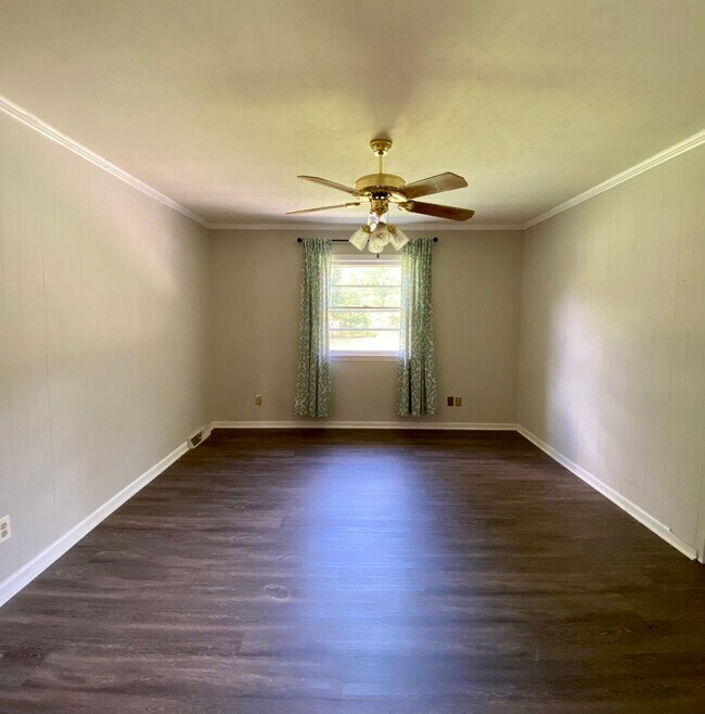 Building Photo - Charming full brick home!