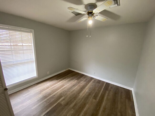 Building Photo - Great 3 bed 2 bath for Rent in Brandon 042!