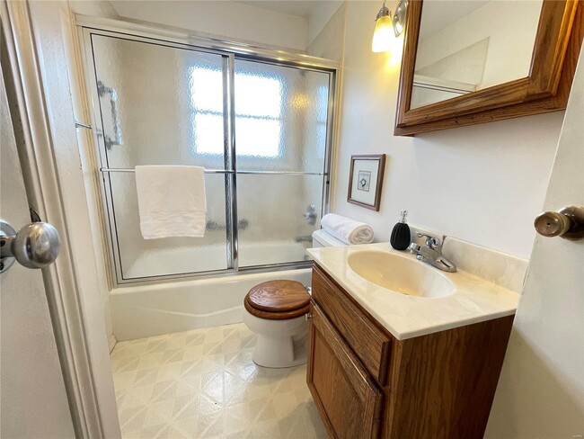 Building Photo - 3907 Memorial Dr