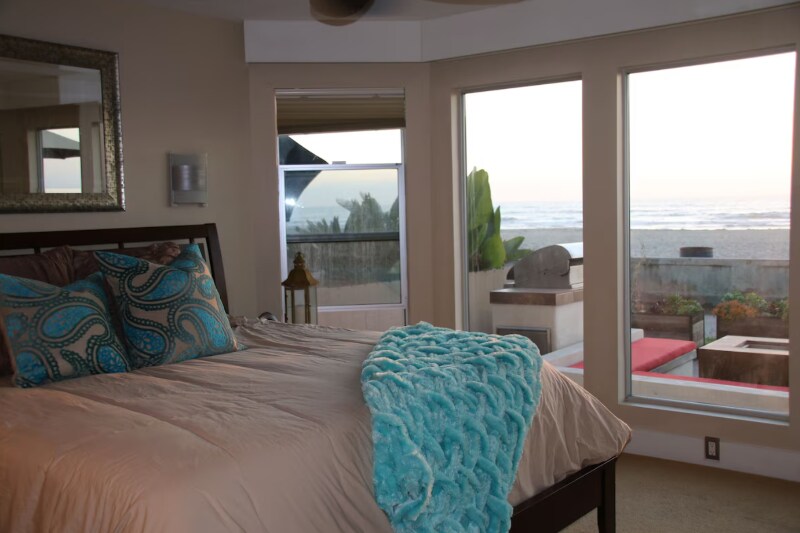 Building Photo - 2965 Ocean Front Walk