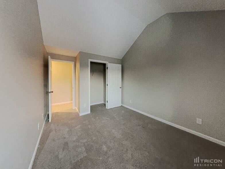 Building Photo - 5203 Grass Ridge Dr