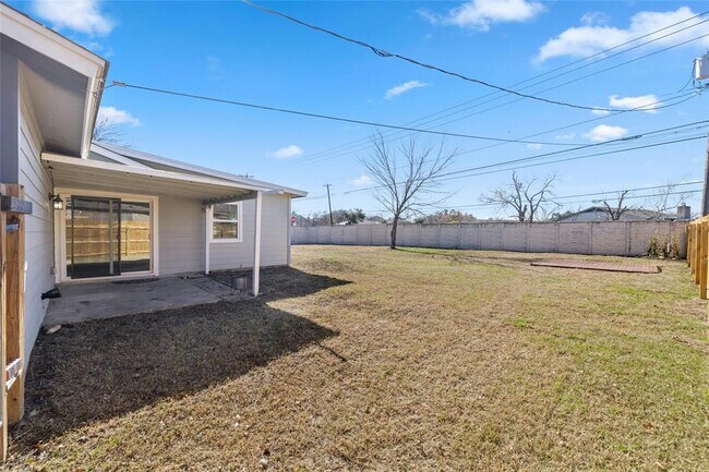 Building Photo - 1400 Bellmar Dr