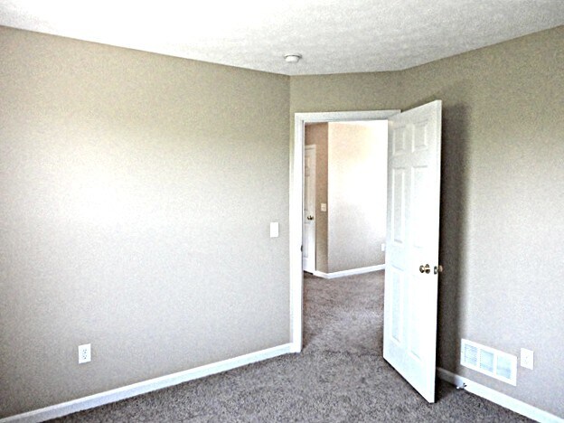 Building Photo - 135 Easton Manor Dr
